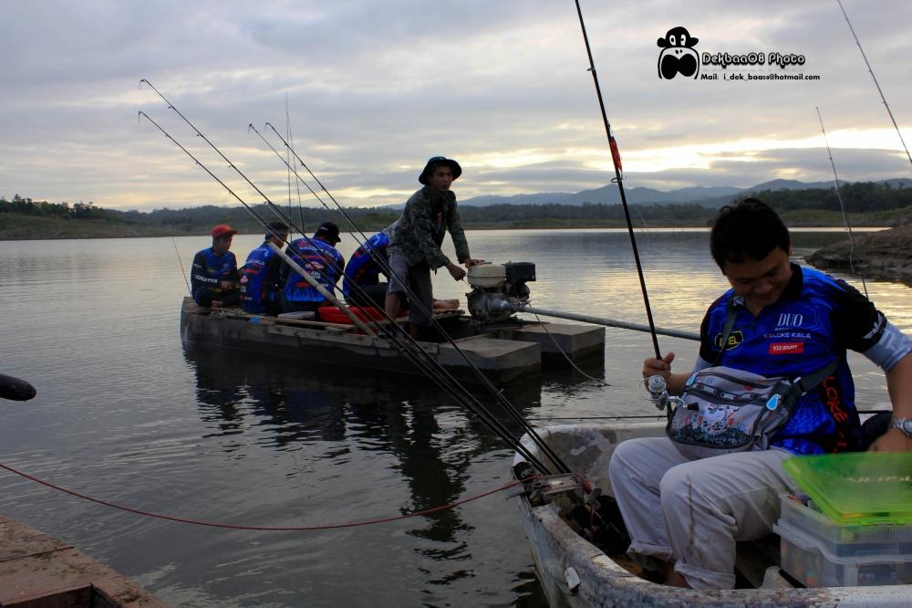 ครับผมเราเริ่มต่อเรือกันแล้วครับลากเข้าหมายกันครับ