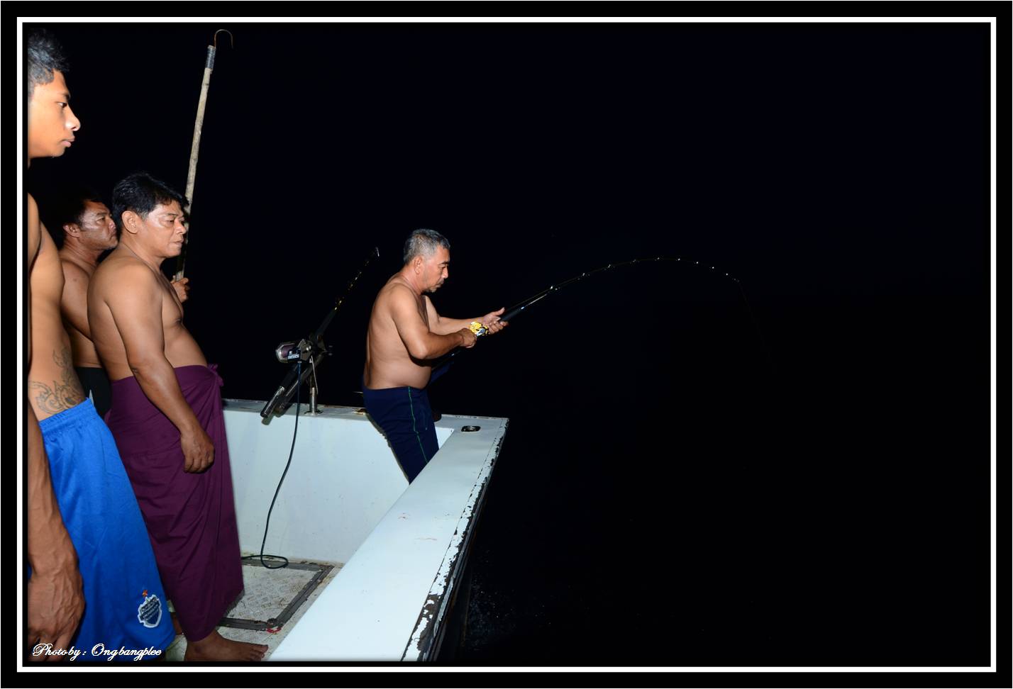 บังชายเล่นจนสามารถคอนโทรลให้ปลาเข้าใกล้เรือได้แล้วครับ....ปลาพาสายวิ่งออกไปทั้งทางซ้ายทางขวา แทบจะรำ