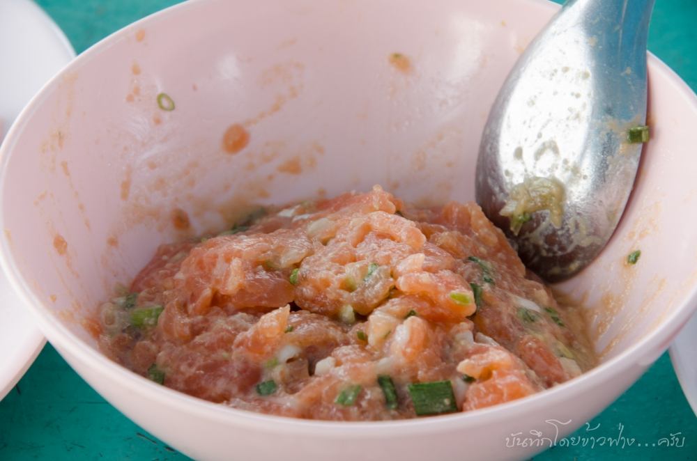  [b]หน้าตางั้นๆแต่อร่อยมากครับ แซลมอนสับยำกับเต้าเจี้ยว[/b]