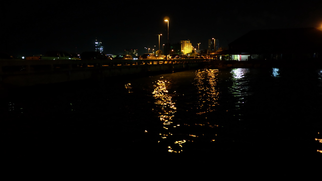  [center]ทันเวลาก่อนเรือออกเที่ยวสุดท้ายพอดี ช้าไปสิบนาทีตกเรือแน่นอน เรือที่นี่เข้าออกตรงเวลาพอๆกับ