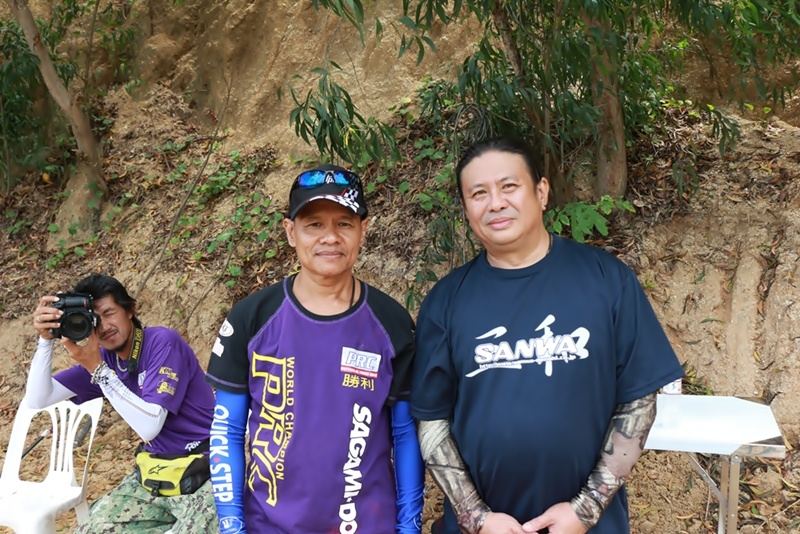พี่สั้น พัทยา กับ พี่เจ้าของบ่อ
พี่คนนี้ โดดเด่น สมัยหนังสือชีวิตกลางแจ้ง
เลยหล่ะครับ เสียด้ายผมลื