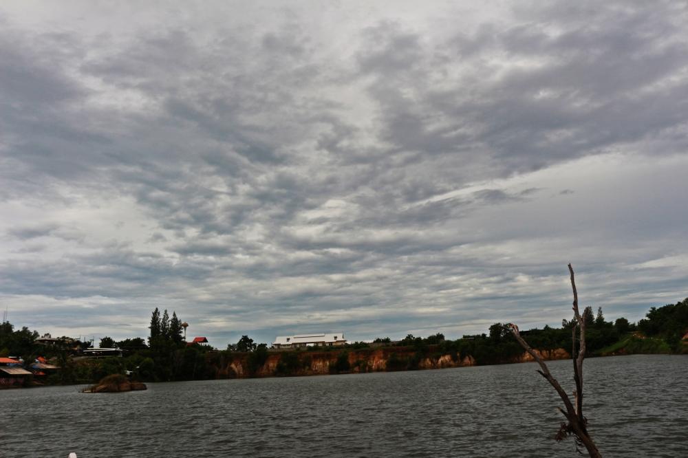 บ่อนี้ผมว่าใหญ่ที่สุดในเมืองไทย ราวๆ 40 ไร่