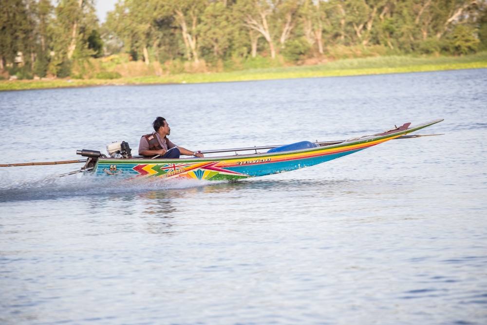 เรือของชาวบ้านมีผ่านไปผ่านมา เป็นระยะ เป็นวิถีชาวบ้านที่คนกรุงเทพ ไม่เคยได้สัมผัส
