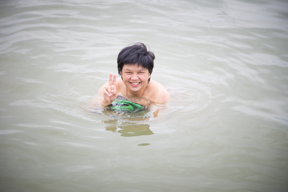 ครูนุช นึกถึงบรรยากาศเก่าๆตอนสมัยเด็กๆ เลยขอลงแช่น้ำสักนิด นานๆได้เจอแม่น้ำสักที