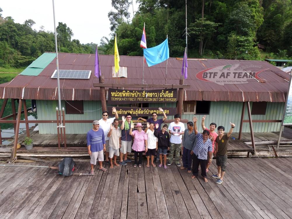  [b][center]สุดท้ายนี้ เราเชิญทุกๆคนที่แพ มาถ่ายรูปหมู่ร่วมกันเป็นที่ระลึก ก่อนเราจะอำลาเชี่ยวหลาน 
