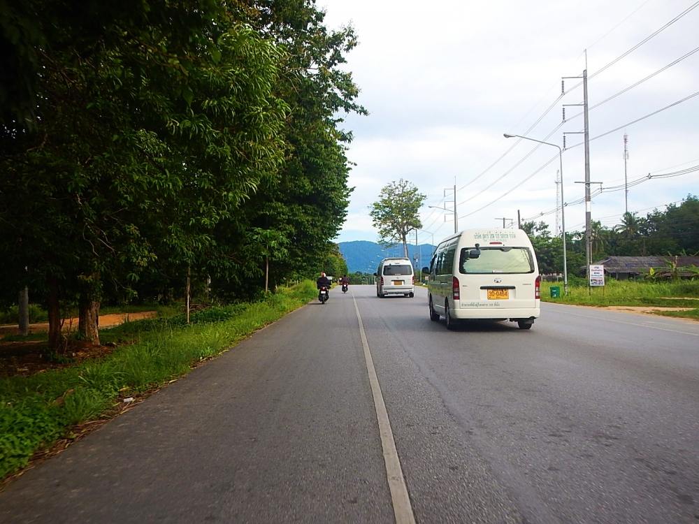 
 [center]แถมก่อนหน้านั้นช่วงเที่ยงๆของวัน ฝนก็ตกลงมาอีก ถนนยังไม่ทันแห้งดีเลย 
แต่นะตอนนั้นใจมันอ