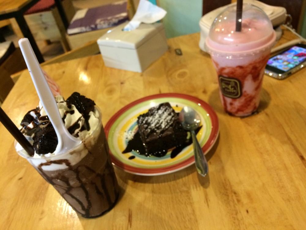 เสร็จจากกินข้าวเย็นแล้วก็กลับมาห้องอาบน้ำแล้วไปหาไรกินต่อเลยคับเจอร้านกาแฟนั่งสบายๆ