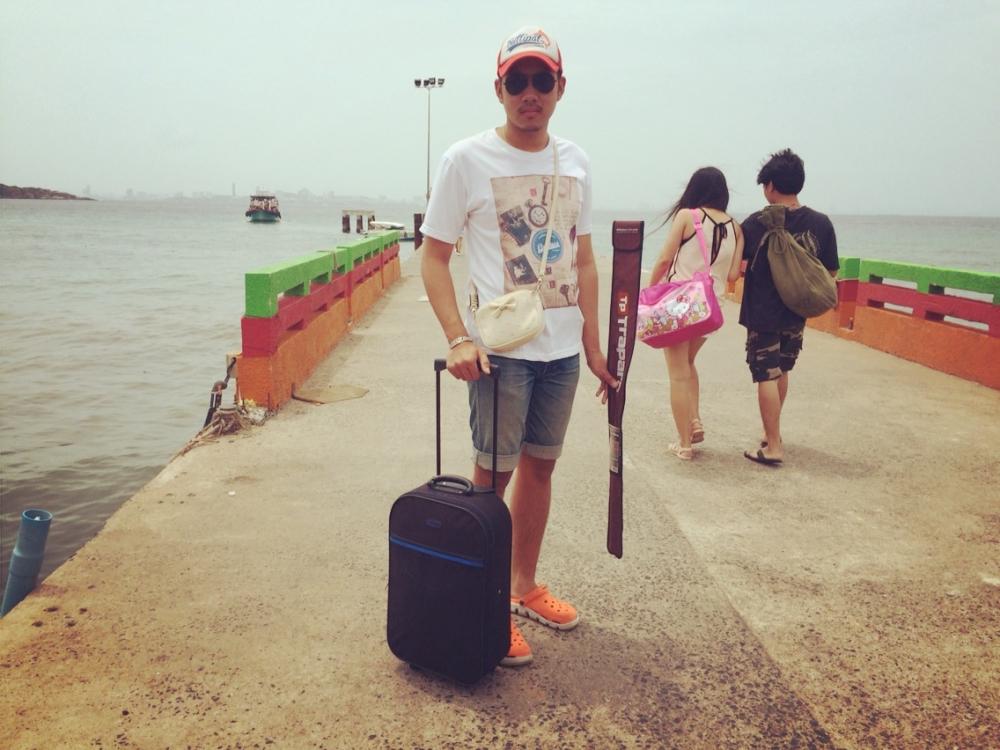 เก็บของเสร็จกินข้าวแล้วก็มาที่ท่าเรือรอเรือกลับคับ
