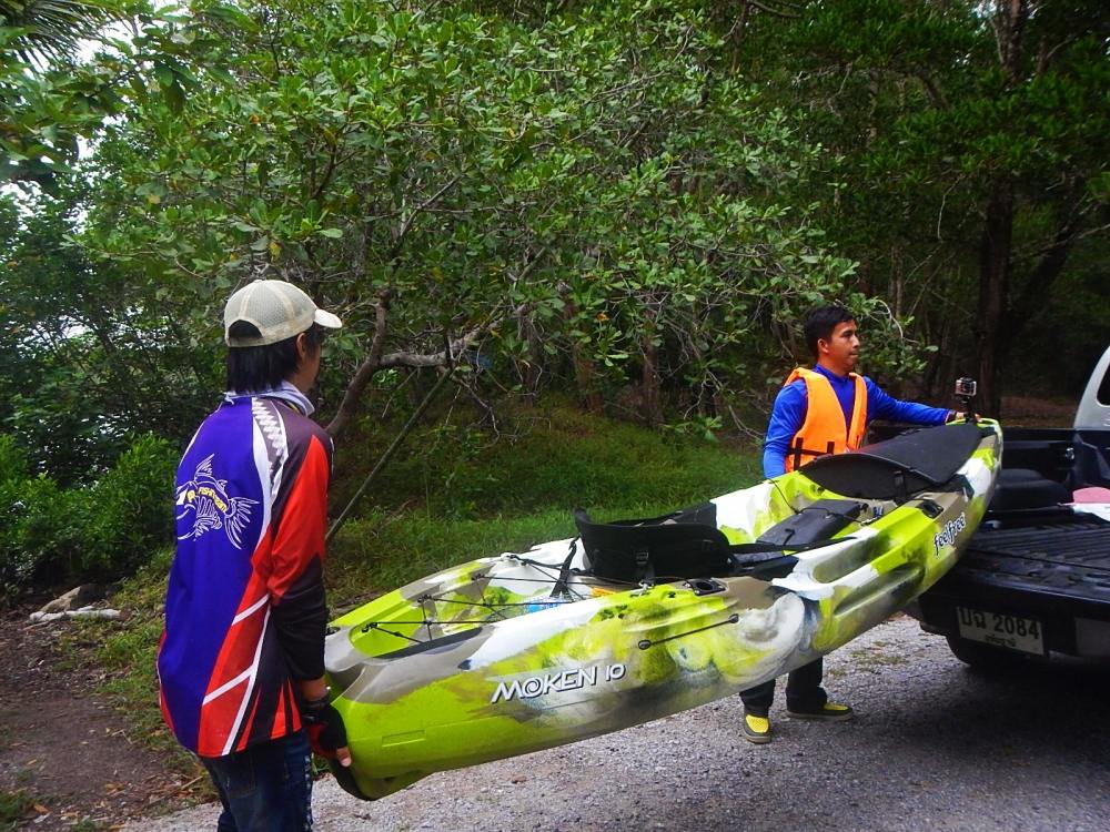 
 [center]มาถึงขุม ก็เริ่มขนเรือลง

[b]Kayak Feelfree Moken 10[/b][/center]

 