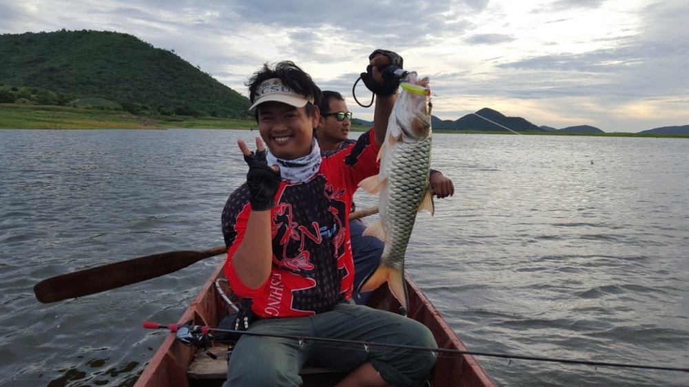  ช่วงเช้า เริ่มจากตีเลาะริมฝั่ง
แล้ว น้าระ ก็ได้ กระสูบ มาเป็นแต้มแรกครับ :love: