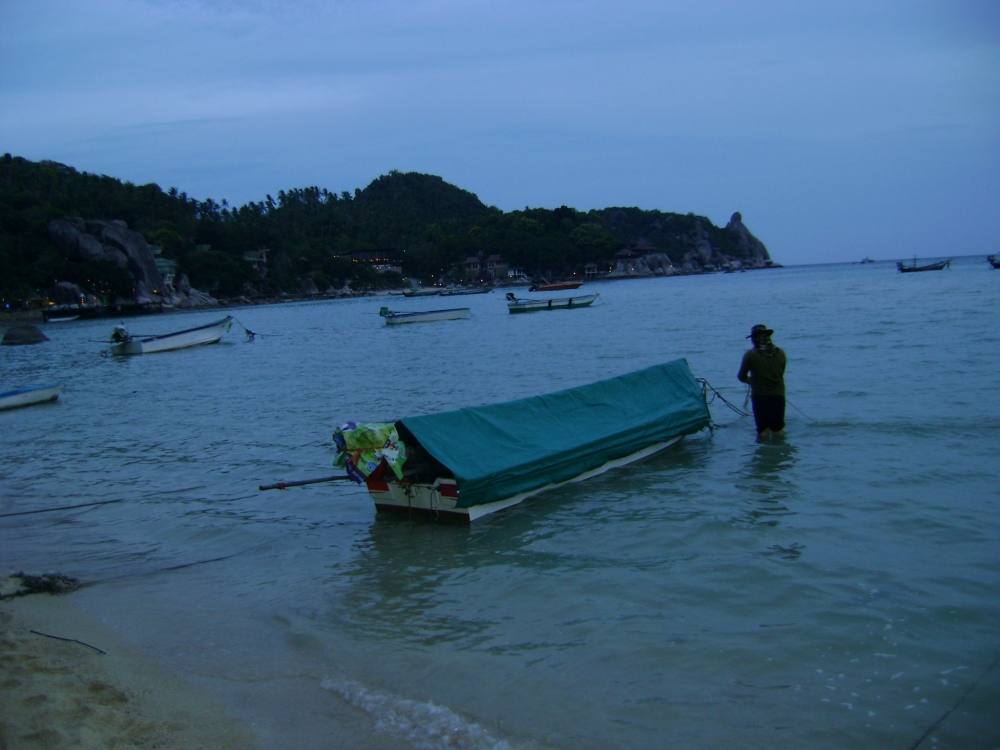 ไปกับน้ามาช์ทขาประจำครับ ไปเอาเรือเข้ามาหน้าหาดครับ อากาศเหมือนฝนจะตกง่ะ :ohh: :prost: อย่าตกเลยนะเพ