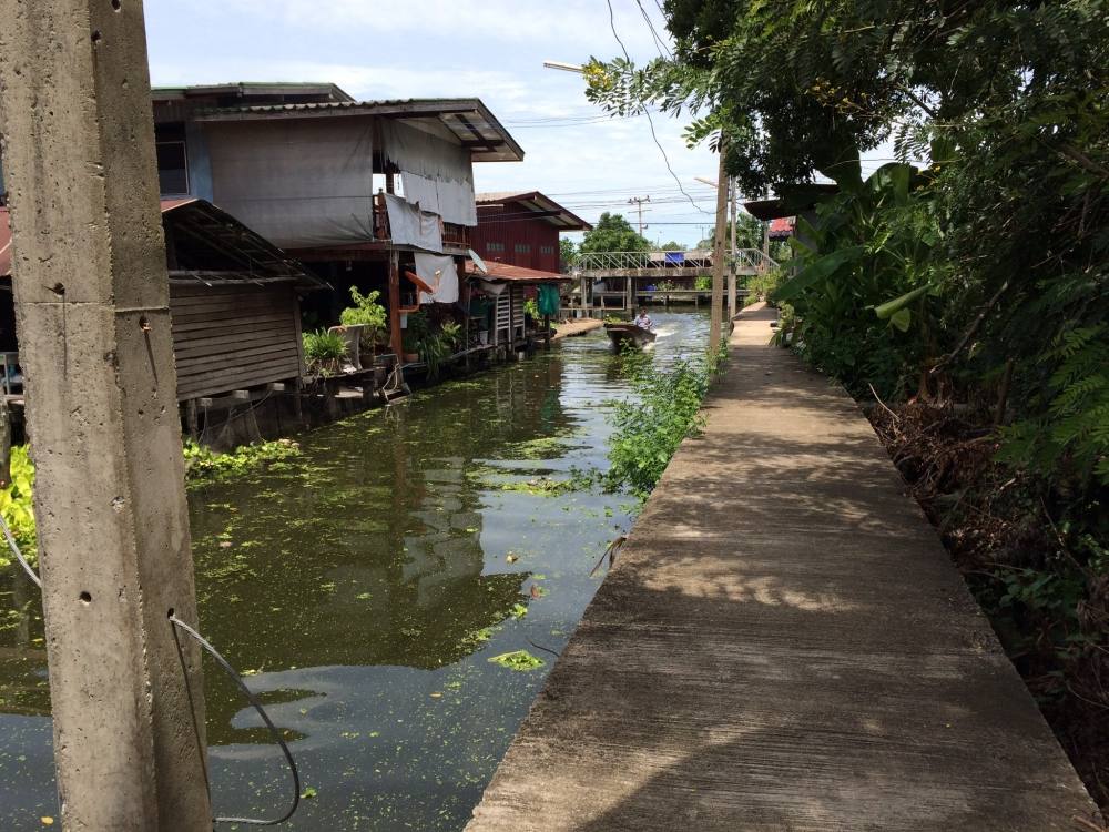 กำลังจะลองเหวี่ยงเบ็ดซะหน่อย
เรือมาซะงั้น 

ข้ามกลับไปฝั่งตรงข้ามดีกว่าครับ :laughing: :laughing: