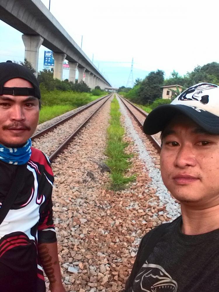 ขอจบทริปเล็กๆนี้ที่นี่ครับ พากันเดินมาถึงรางรถไฟกันเลยที่เห็นอยู่ด้านหลังเป็นรางรถไฟที่ไปถึง จ.ฉะเทร