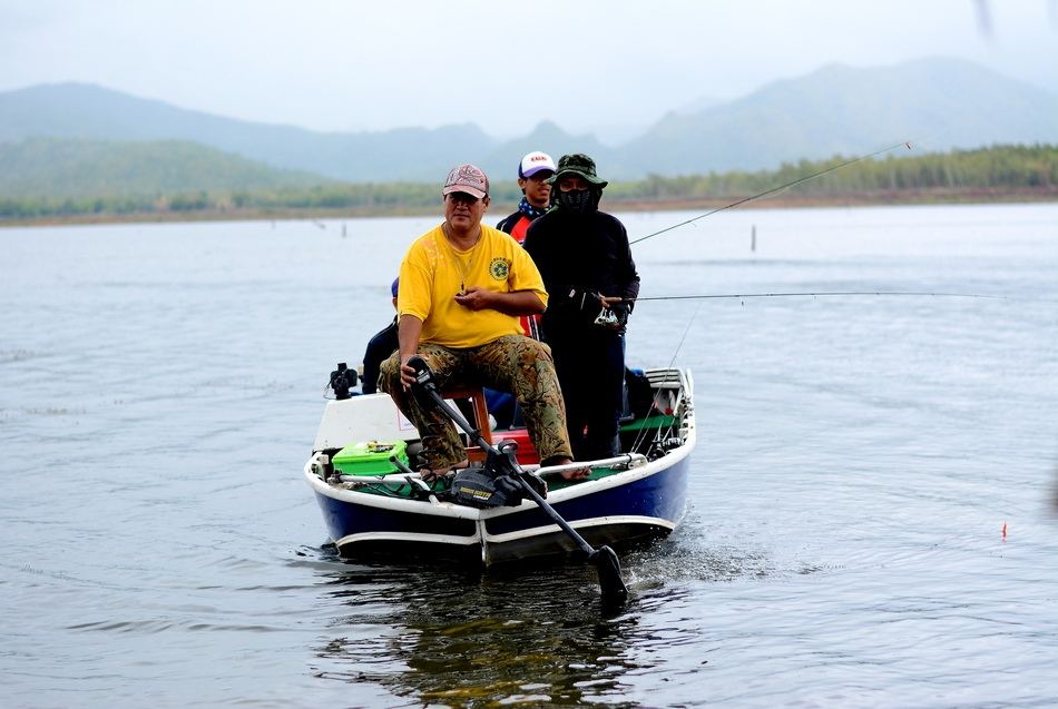  [center]

** เรือลำพี่ตู่....ก็เข้ามาสมทบหลบลม หลบฝนอยู่ด้วยกันครับ


 :smile: :smile: :cheer: