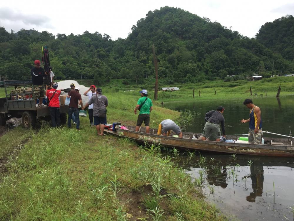 ถึงแล้วก็ขนของลงเรือกัน รีบหน่อยๆเดี๋ยวน้องฝนมา  :grin: