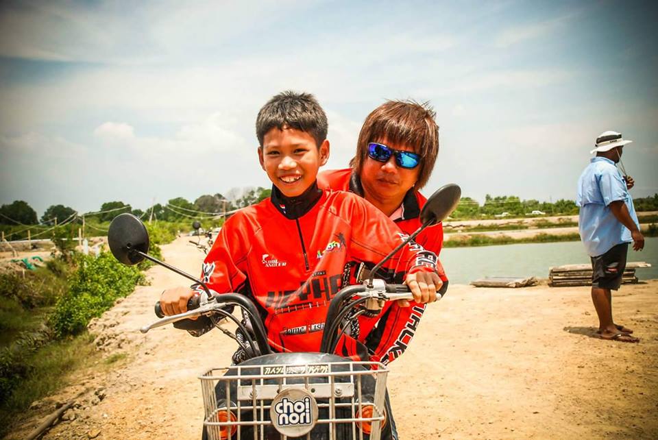 แล้วเขาก็มา...."พี่ไก่ เจมส์ฟิชชิ่งสปอร์ต หาดใหญ่" กับ น้องเจมส์ ลูกชายสุดที่รัก ก็ตามเข้ามาร่วมงา