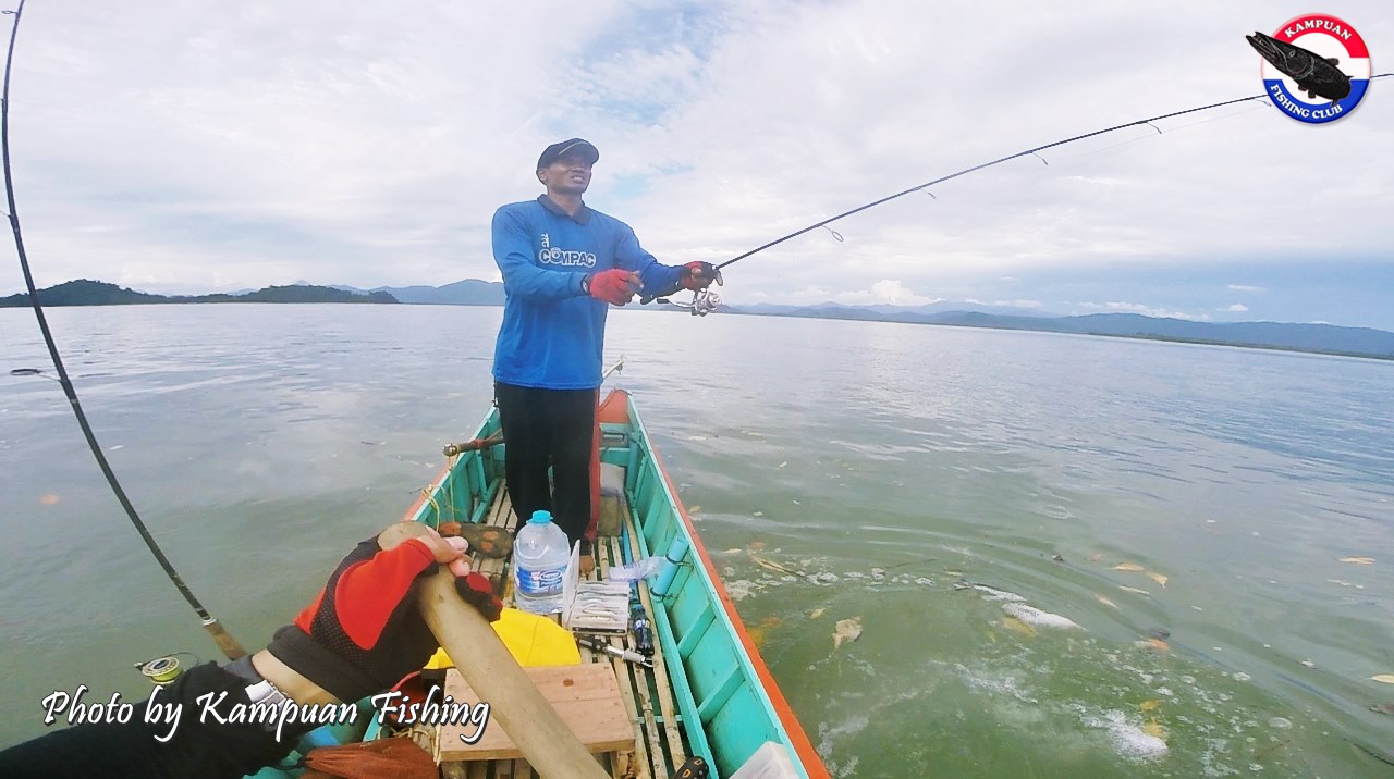 น้ำหยุดแล้วกำลังจะไหลขึ้น
 มีโอกาสได้ตัวสูงผมเลยพายเรือขึ้นไปยืนตีบนแนวหิน
จะได้ตีหลายๆมุมหน่อย