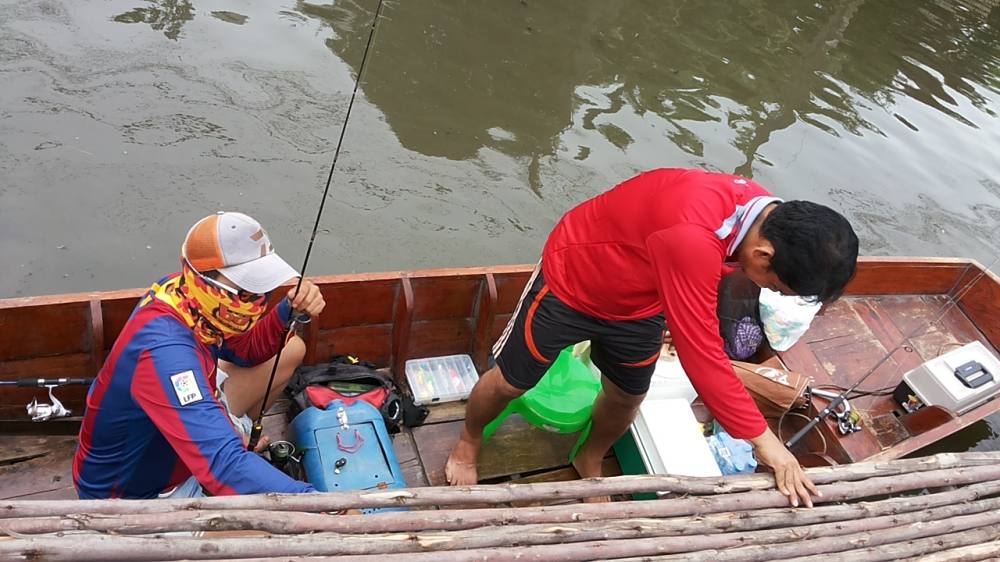 หิวๆหาเสบียงตามตลาดน้ำครับ