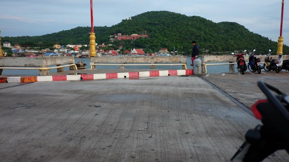  [center]ช่วงเช้าเลือหมายสะพานบนเนื่องจากท่าล่างเรือเข้าออกบ่อยตกไม่ได้เลยครับ :smile: :smile: :smil