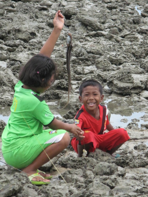  :grin: :grin: :grin:เจอภาพประทับใจ ที่หาดูไม่ง่ายในยุคนี้ น้องๆชาวเล 2คนนี้ กำลังสนุกอยู่กับการตกนอ