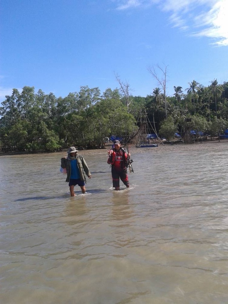 เนื่องจากมาถึง น้ำแห้งเเล้ว เราจึงเดินลงเรือไกลหน่อย