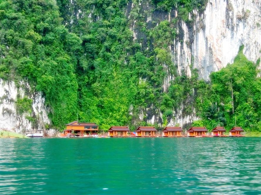 เมื่อเดือนที่แล้ว...มีโอกาสได้ไปเที่ยวพักผ่อนที่แพพันวารีกับครอบครัวมา...
สวยมากครับ...ฝนตกๆหยุดๆตล