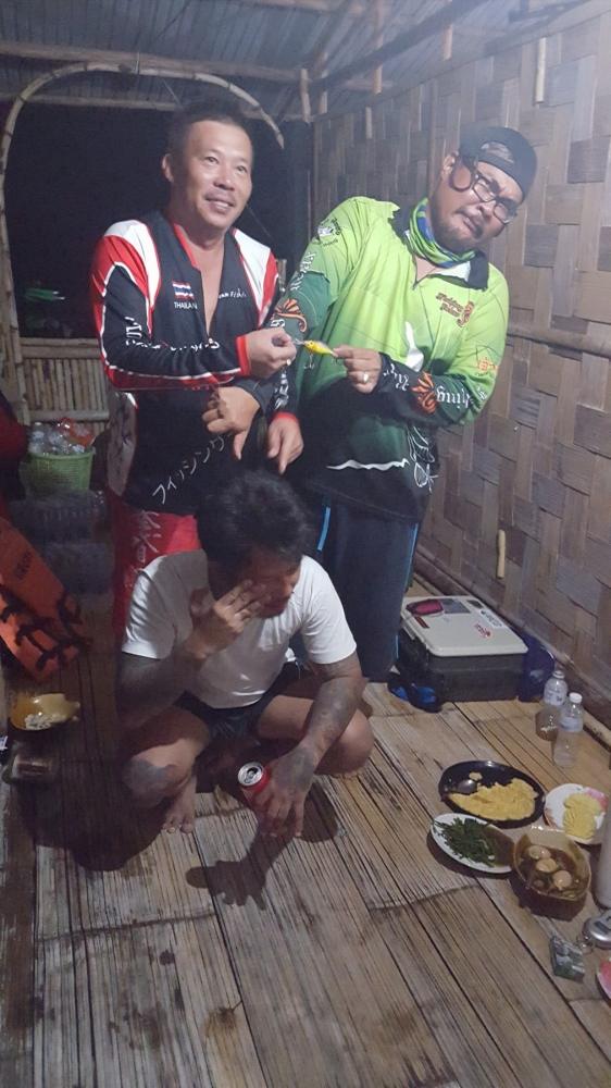  ส่วนคู่นี้[b]ก็มีติดปลายนวม 
ตามสภาพไปอีกคู่ครับ กรั่กๆๆ[/b] :laughing: :laughing: :laughing: