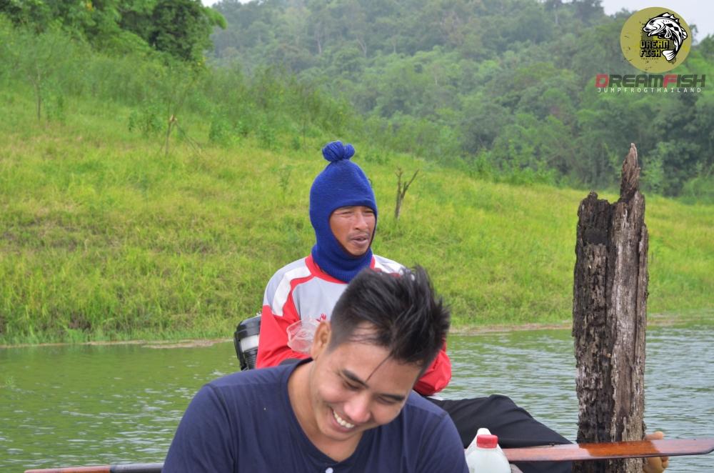 แวะกินข้าวกันสักพัก ที่เห็นอยู่นั่น ไต๋รุ่งคับ กำลังฮาไรกันอยู่วุ้ยยยย :grin: :grin: :grin: :grin: