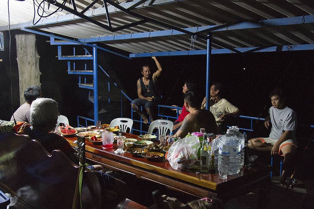 ค่ำคืนก็พูดคุยพักผ่อน