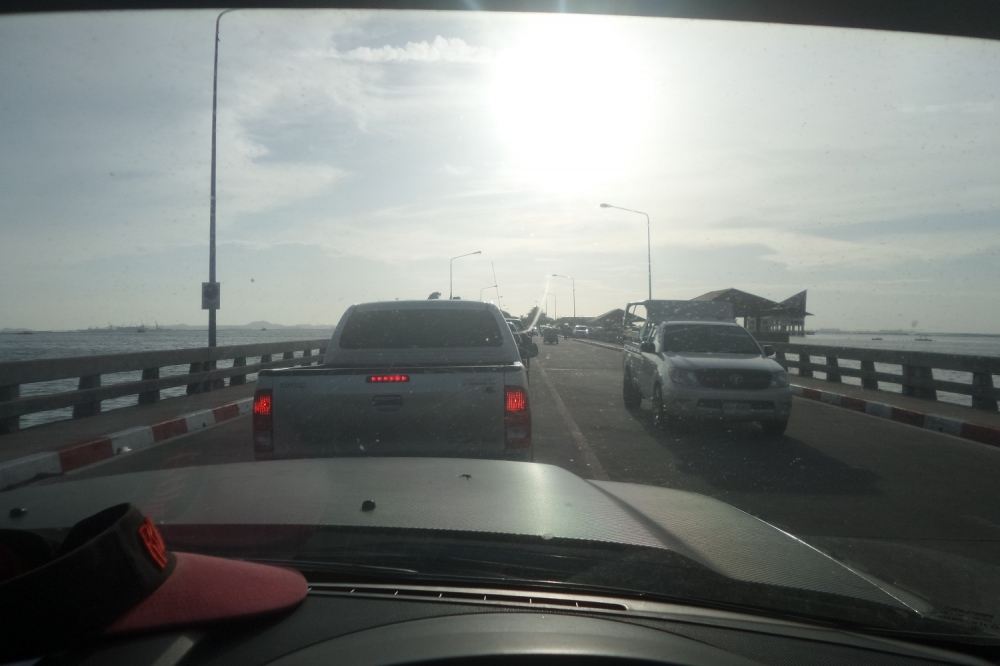 บนสะพานทางเข้าเกาะลอย ยังติดเลย