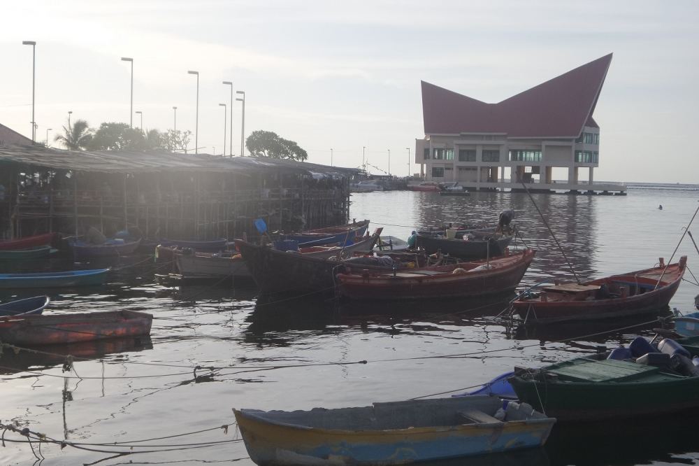 ด้านหลังซุ้มโค้กขายอาหารในตัวเกาะลอย วันนี้คนเยอะเป็นพิเศษ