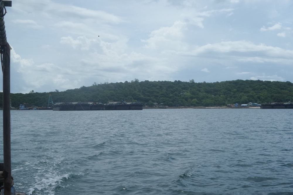เรือบาสและเกาะขามถ่ายภาพจากเรือเล็กระหว่างแล่นไปเกาะสีชัง