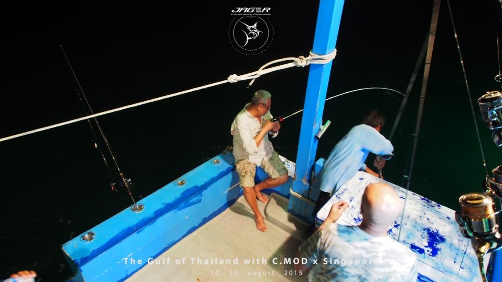 ทางด้านหลังเรือมีเสียงเอะอะโวยวาย

เกิดขึ้นผมเลยรีบรุดไปดูเป็นทางด้าน

Uncle Dee โดนหมึกกระดองไซ