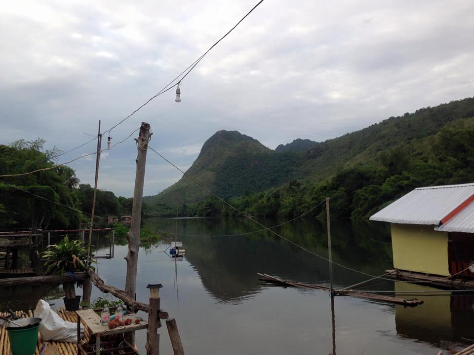 บรรยากาศยามเช้าครับ ผมตื่นก่อนใครเพื่อน เพราะลุงเจ้าของที่พักบอกผมว่าช่วงเช้าๆจะมีฝูงกระสูบขึ้น ผมก็