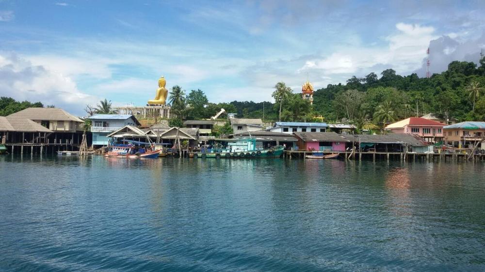 ลงเรือกันที่ท่าเรือ อ่าวสลัด เกาะกูดครับ