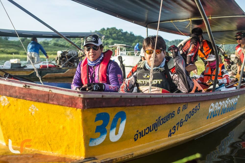 


       ถึงเวลาความสนุกแล้วครับ ต่างคนแยกย้ายกันขึ้นเรือเพื่อไปยังหมายที่ได้จับฉลากไว้  :love: