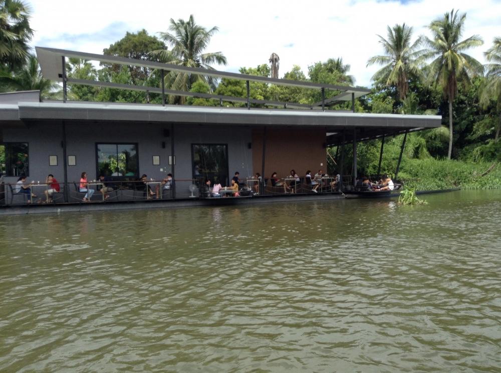        ร้านอาหารร้านนี้ บรรยากาศหน้านั่งมากๆครับ ที่สำคัญ หญิงเพียบ :laughing: :laughing: :laughing: