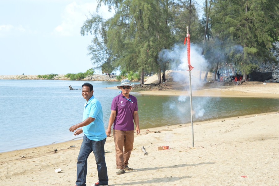 หมดเวลาการแข่งขัน จุดประทัดให้ทราบทั่วกัน เรือที่มาแตะหาดหลังจากนี้หมดสิทธฺิ์ชั่งปลาครับ
