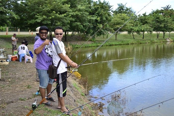 ไปเยี่ยมสมาชิกฝั่งซ้ายกันบ้างครับ อารมย์ดีกันจริงคู่นี้..อิอิ..น้ายุทธเปลี่ยนจากไม้สนุ๊กมาจับคันเบ็ด