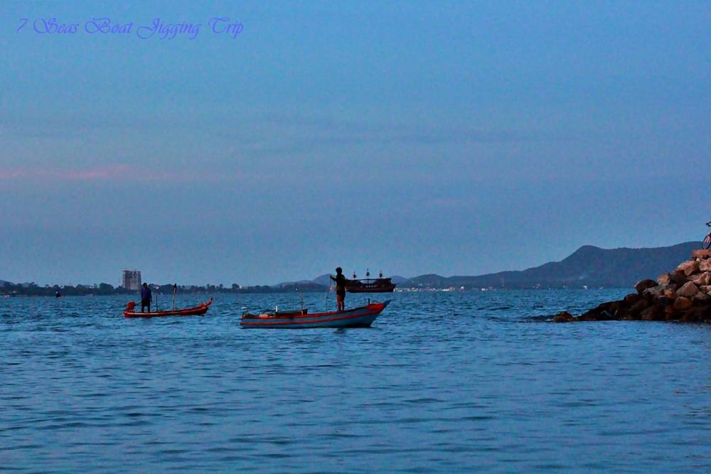 ประมงพื้นบ้าน ที่สามารถหากินได้ใกล้ขึ้น ตอนนี้เรือได้เดินทางมาเกือบพ้นแนวกันคลื่นของท่าเรือแล้ว 