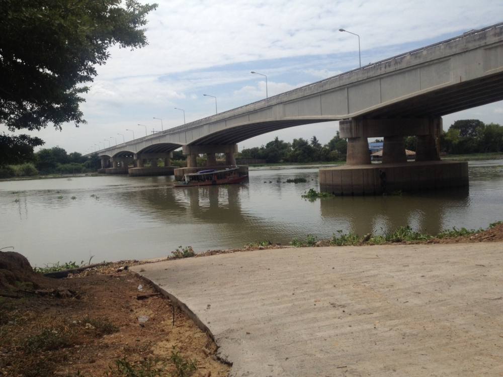  [center]ตรงมา เลื่อยๆ ก็จะเจอสพาน เราจะมาลงเรือ กันที่นี้ คับใกล้ๆกับ ร้านอาหาร กู๊ดวิว[/center]