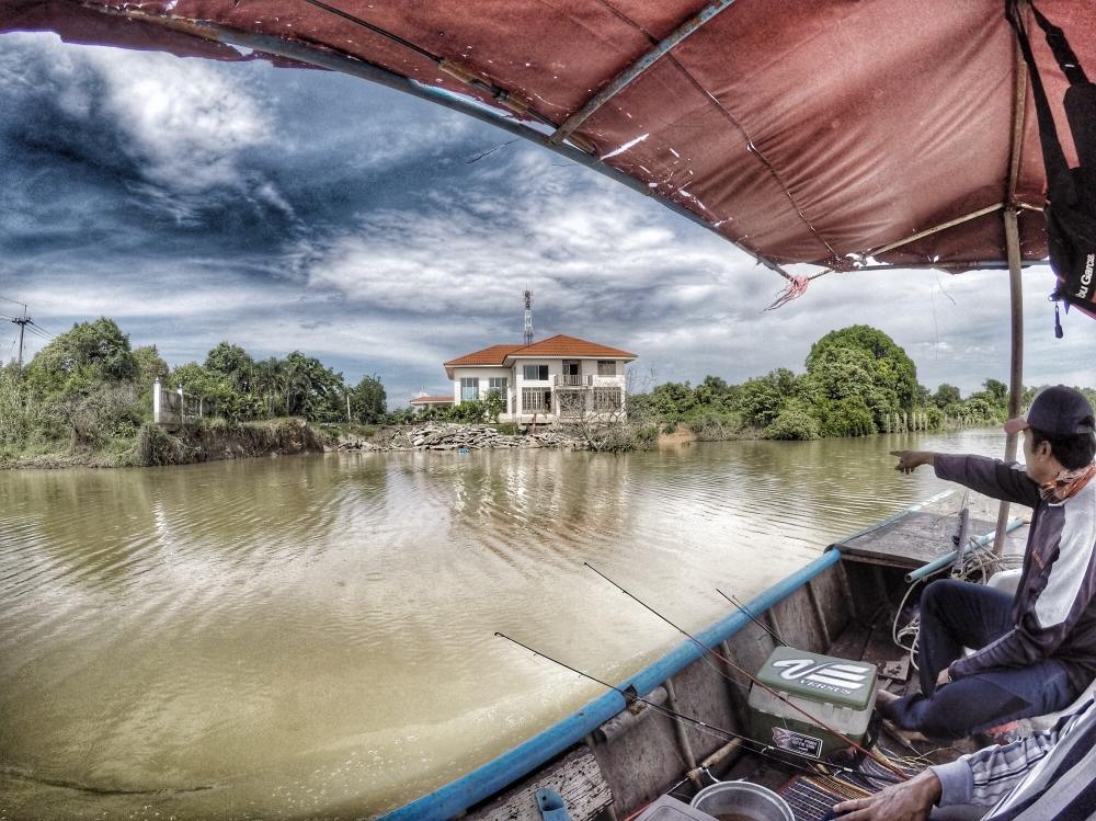 บ้านริมน้ำหลังนี้คงเป็นบ้านในฝันของใครหลายคนแต่น่าเสียดายและหนักใจแทนเจ้าของมากๆน้ำเซาะตลิ่งจนเห็นเส