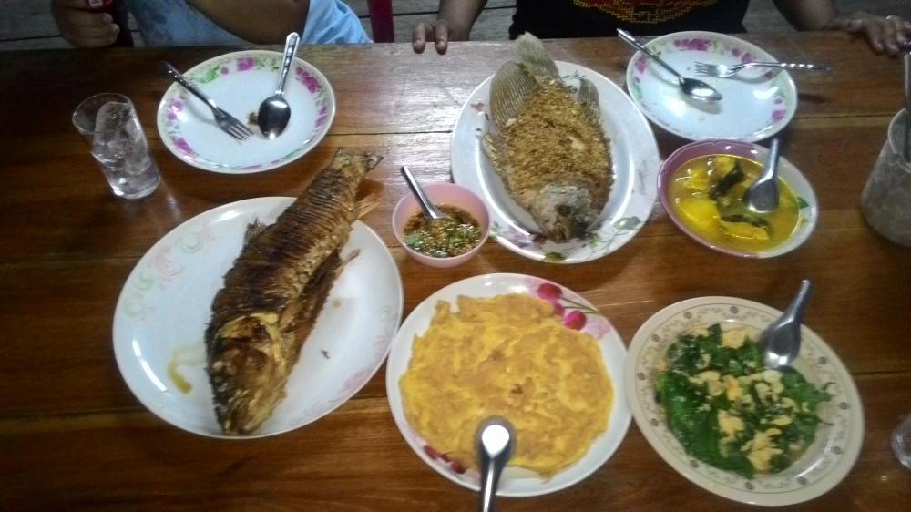 กับข้าวมื้อค่ำครับ อาหารพื้นบ้าน บอกเลยว่าอร่อยมากๆ 