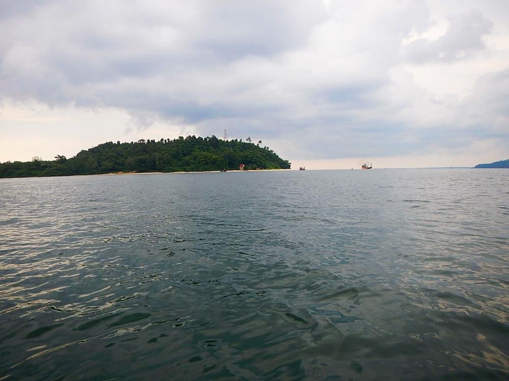 
 [center]โดนตัวเดียวเงียบ ผมเลยพายเรือออกปากร่อง[/center]

