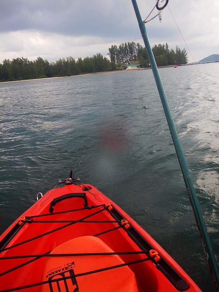 
 [center]ต้องหาช่วงจังหวะที่ไม่มีเรือใหญ่แล่นผ่าน พายตัดร่องนํ้า[/center]

