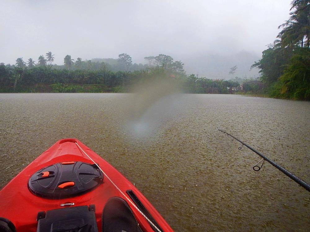 
 [center]เอาเรือลงเสร็จ ฝนก็เทมาอีกแล้ว [/center]

