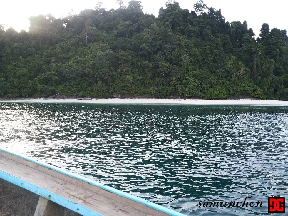 


[center][b]หน้าเกาะค้างคาวหาดทรายขาวสวยน่ามานั่งพักผ่อน[/b][/center]