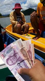 ตีปลาอยู่ดีๆเจอสองคนนี่เรือลำน้อยๆเครื่องเล็กๆเลยแวะทักทายสรุปมาเขื่องแก่งกระจานเอามาแค่กบโดดและโชคด