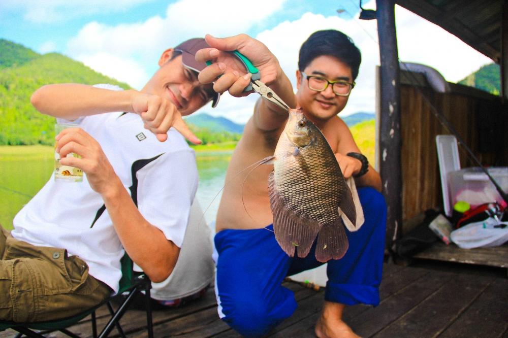 [center][b]:blush: :blush: ลืมปลาแรดครับพี่แยมตกสปิ๋วข้างแพ เอามาทอดน้ำปลานี้อร่อยแน่ๆ:blush: :blush