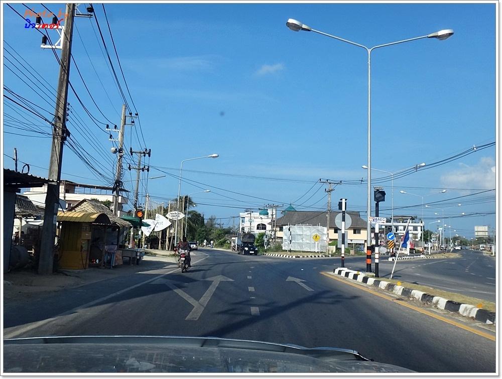 ถึงแยกคลองม่วง ผมปาดซ้ายเพื่อมุ่งตรงสู่หาดคลองม่วง 

แต่..หากใคร อยากไปเที่ยวหาดทับแขก ให้เลี้ยวขว